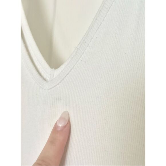 Abercrombie and Fitch essentials collection ribbed white V-neck tank top size me - Picture 4 of 7